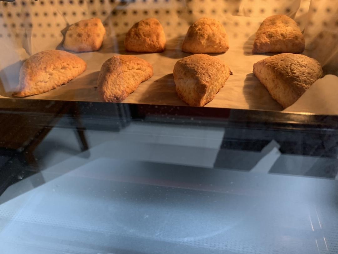 【视频】3分钟 奶油司康Scone(可能是世界上最快手的司康) 消耗淡奶油～