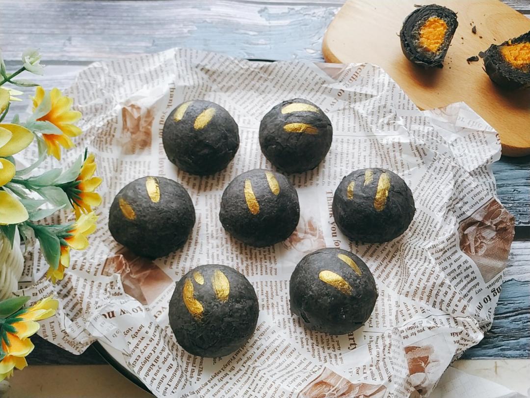 酥掉渣凤梨蛋黄黑金酥