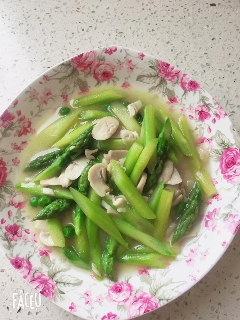芦笋炒蘑菇