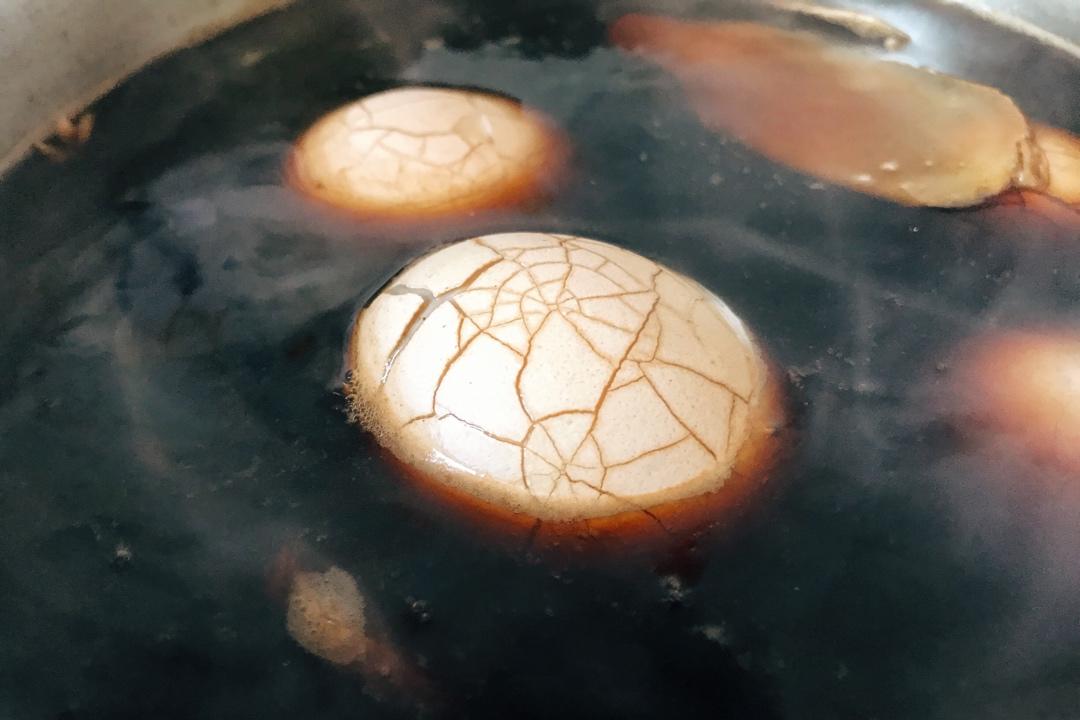 抹嘴的五香茶叶蛋-快速入味