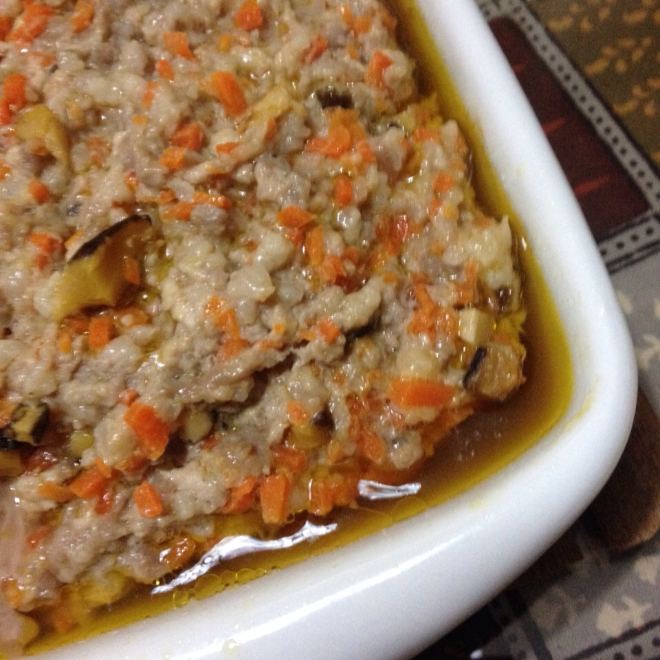 蒸肉饼常常做,通常是豆豉,咸鱼或是蛋,今天尝试了胡萝卜香菇,蛮清淡的