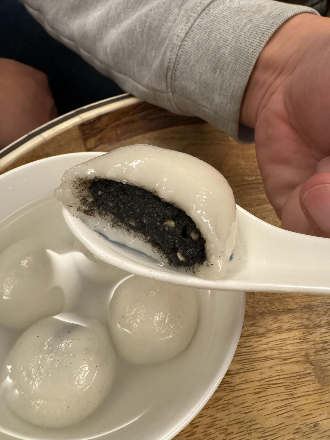 花生黑芝麻汤圆