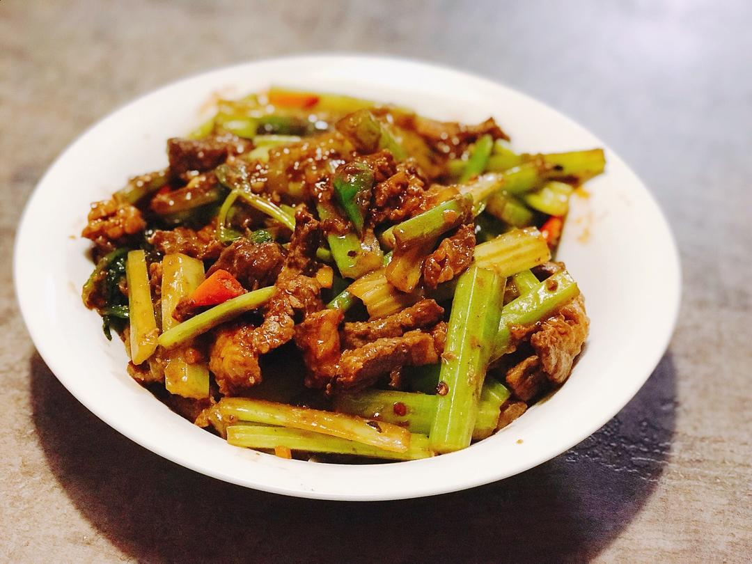 歪嘴小狗熊做的芹菜炒牛肉,鲜香嫩滑有三招