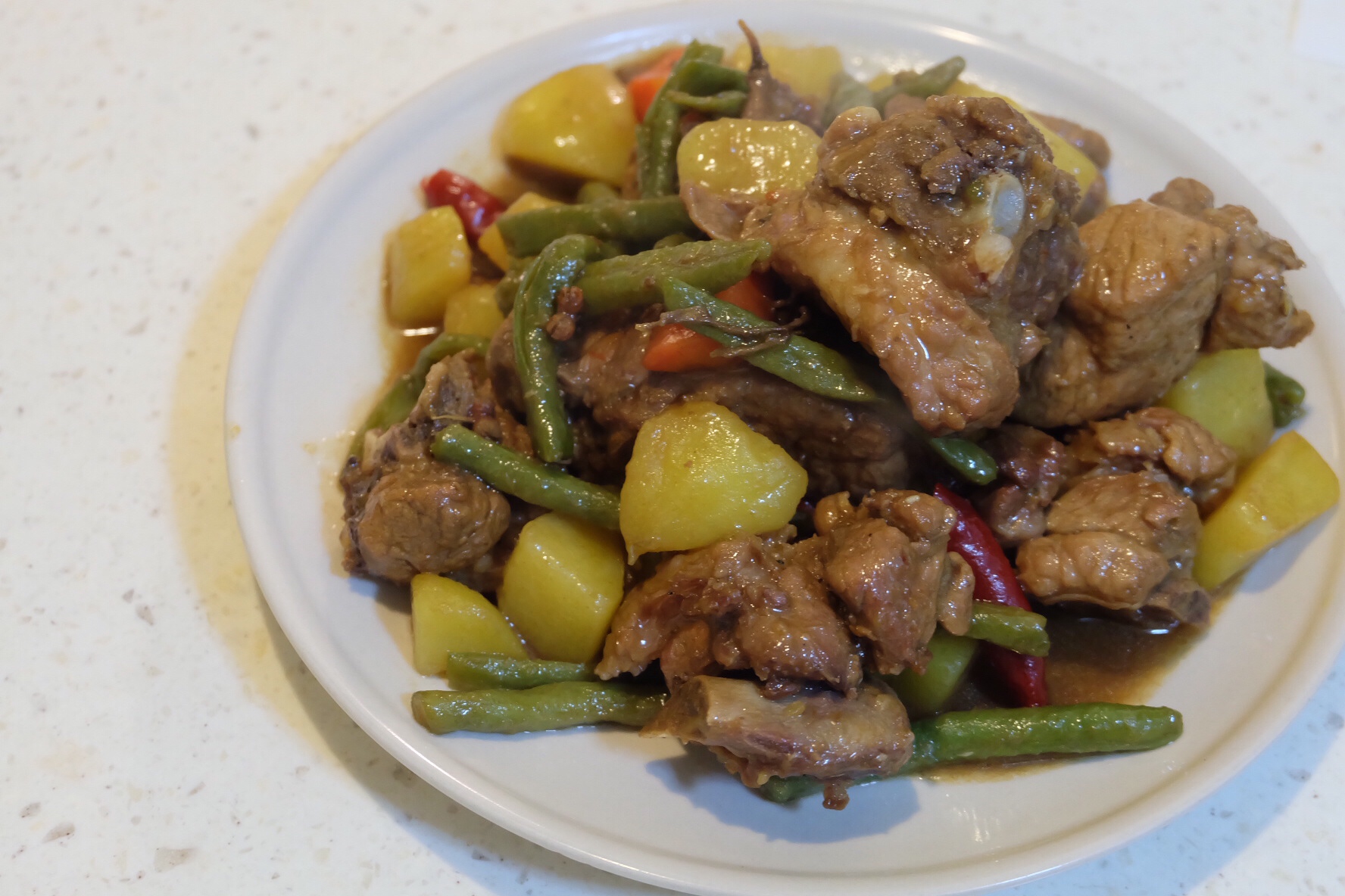 猪排骨炖豆角土豆，东北餐桌的C位（附炒糖色方法）的做法