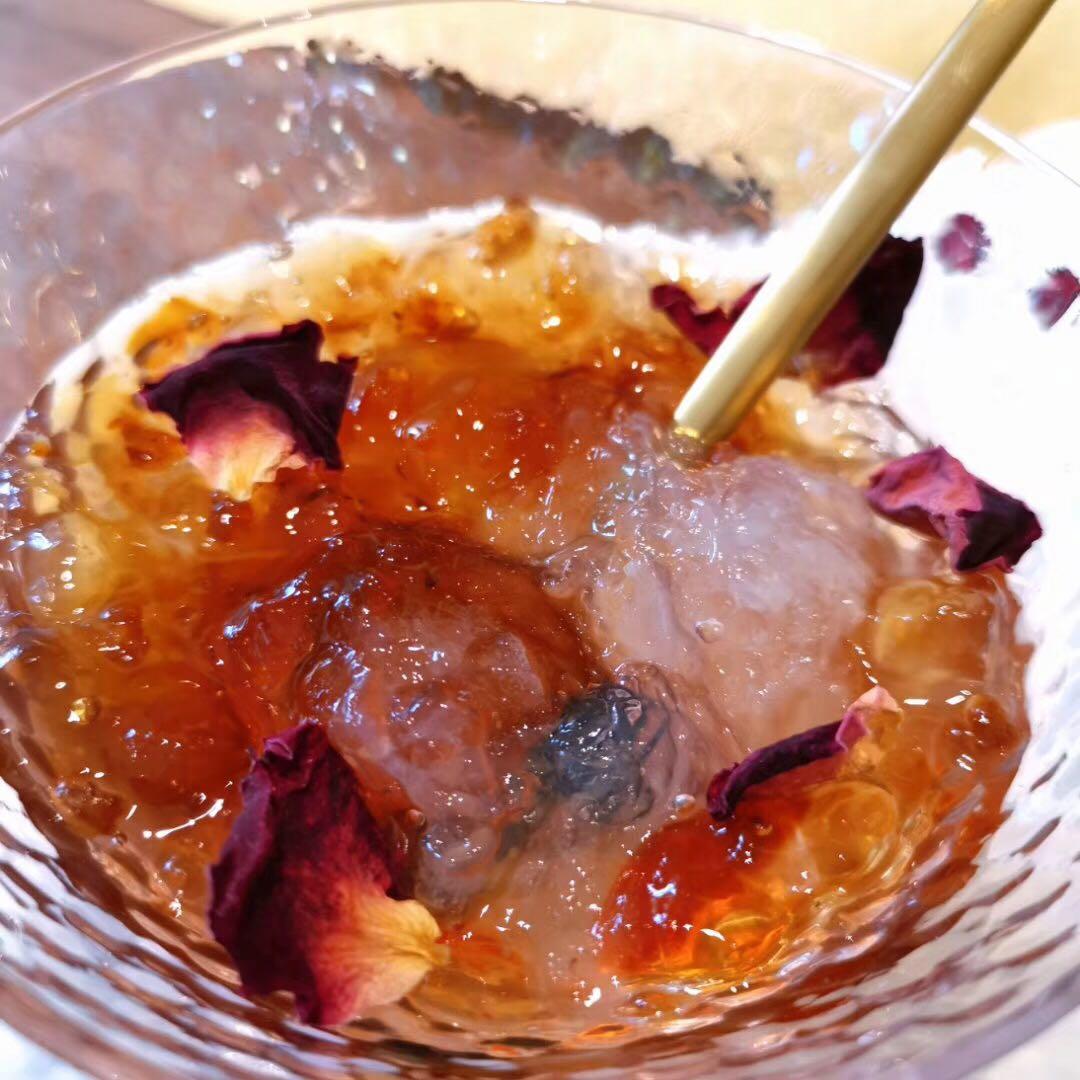 玫瑰花红枣百合桃胶甜羹