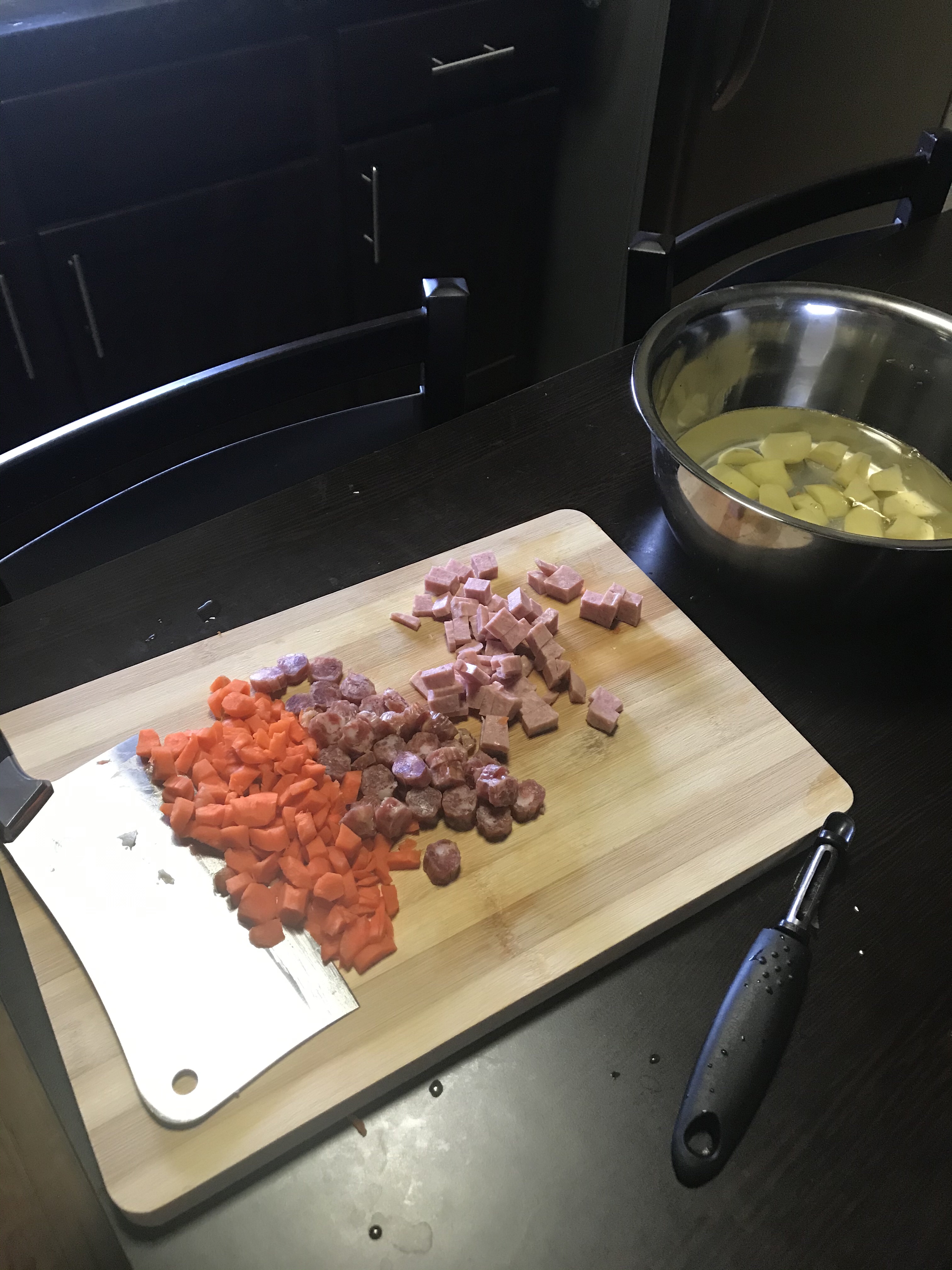 土豆玉米香菇腊肉午餐肉电饭煲焖饭的做法 步骤1