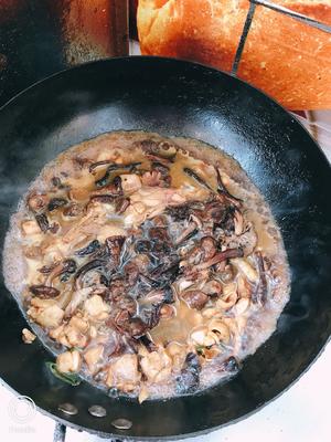 榛蘑炖鸡腿肉的做法 步骤4