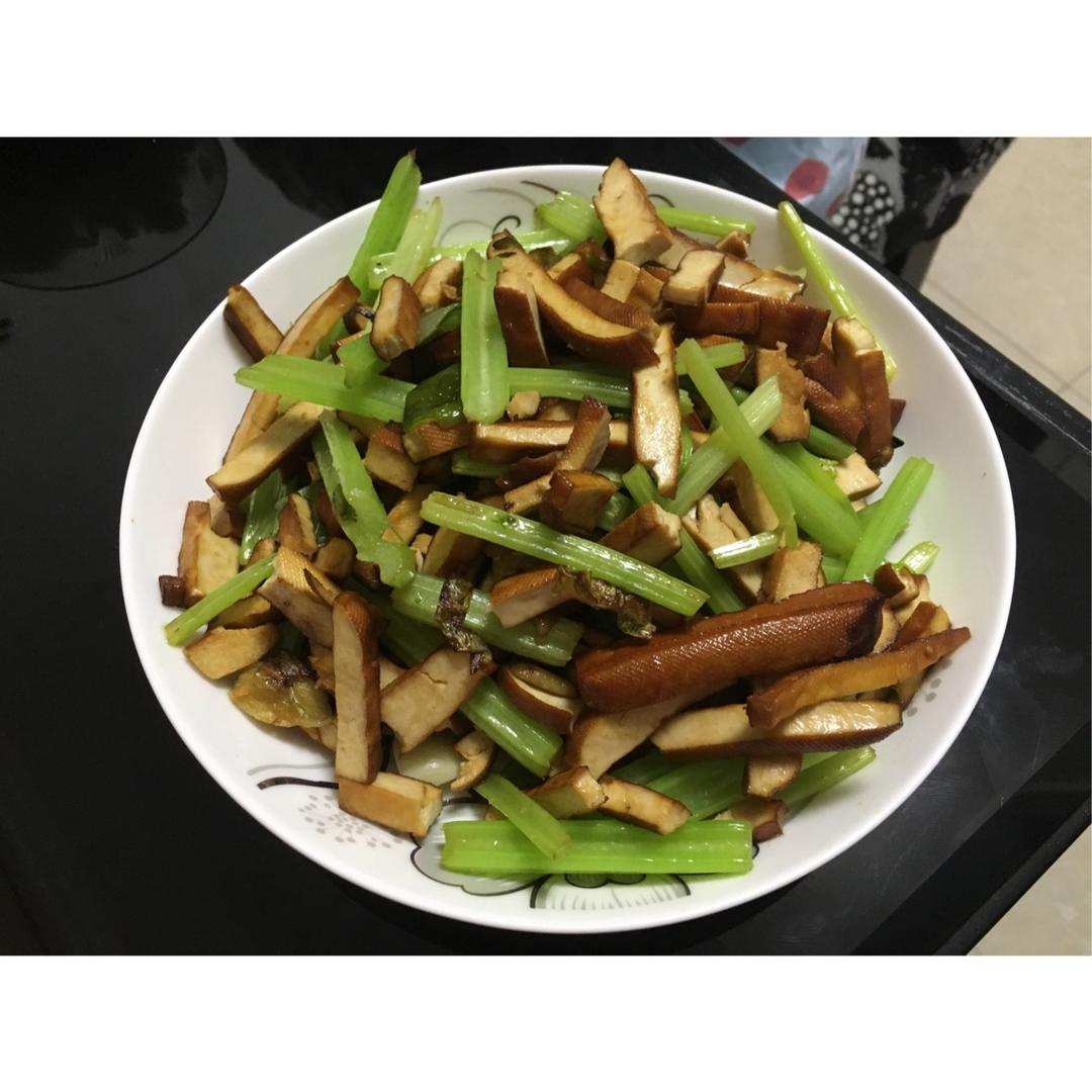 小芹菜炒香干
