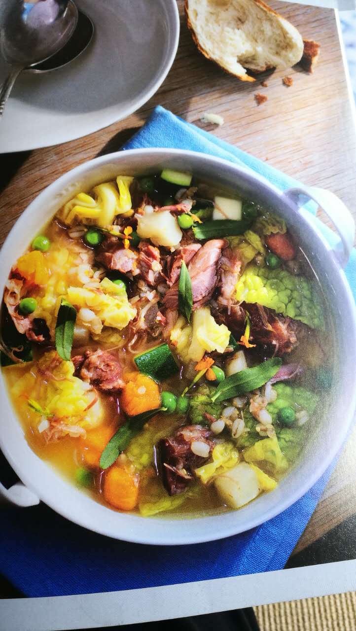 蹄膀蔬菜汤（smoked ham hock & vegetable soup)