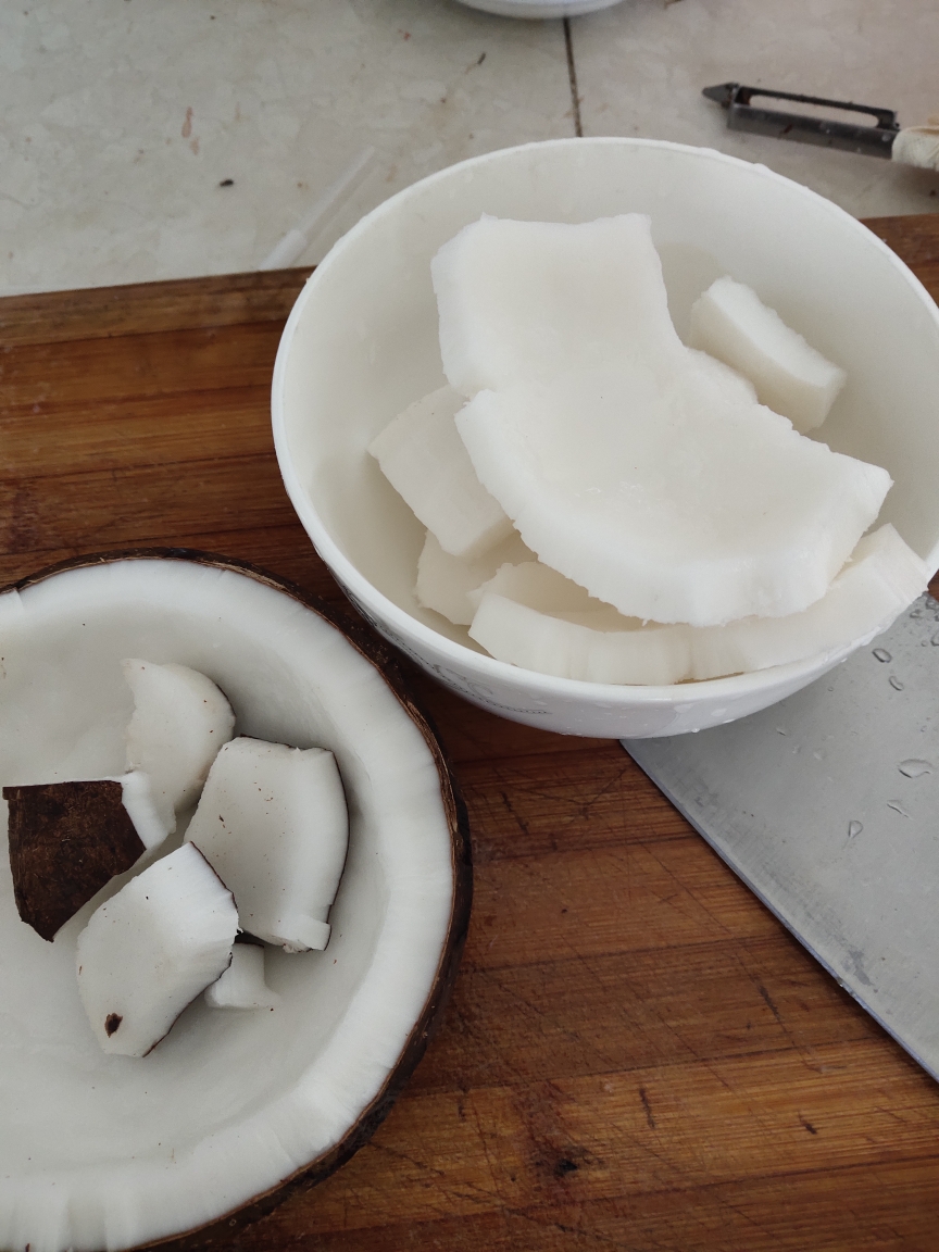 鲜榨椰奶☞简单切出肉！的做法 步骤3