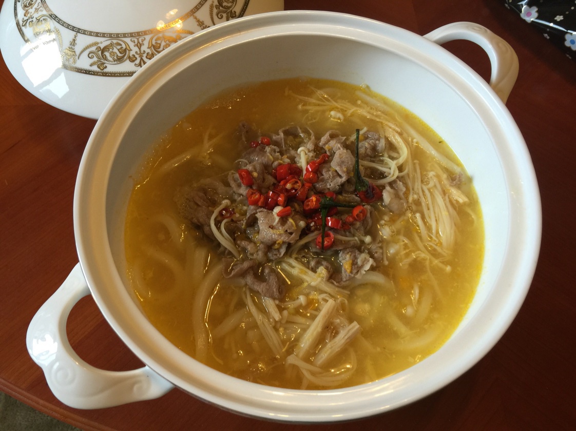 金灿灿的酸汤肥牛