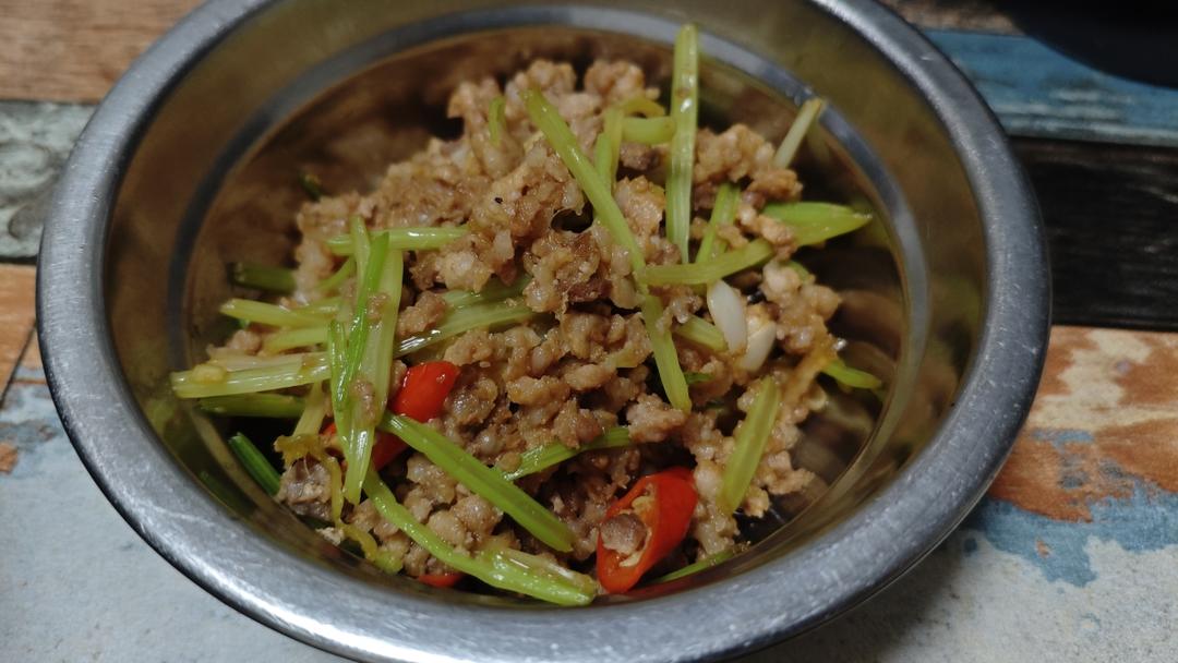 香芹炒肉家常下饭菜！