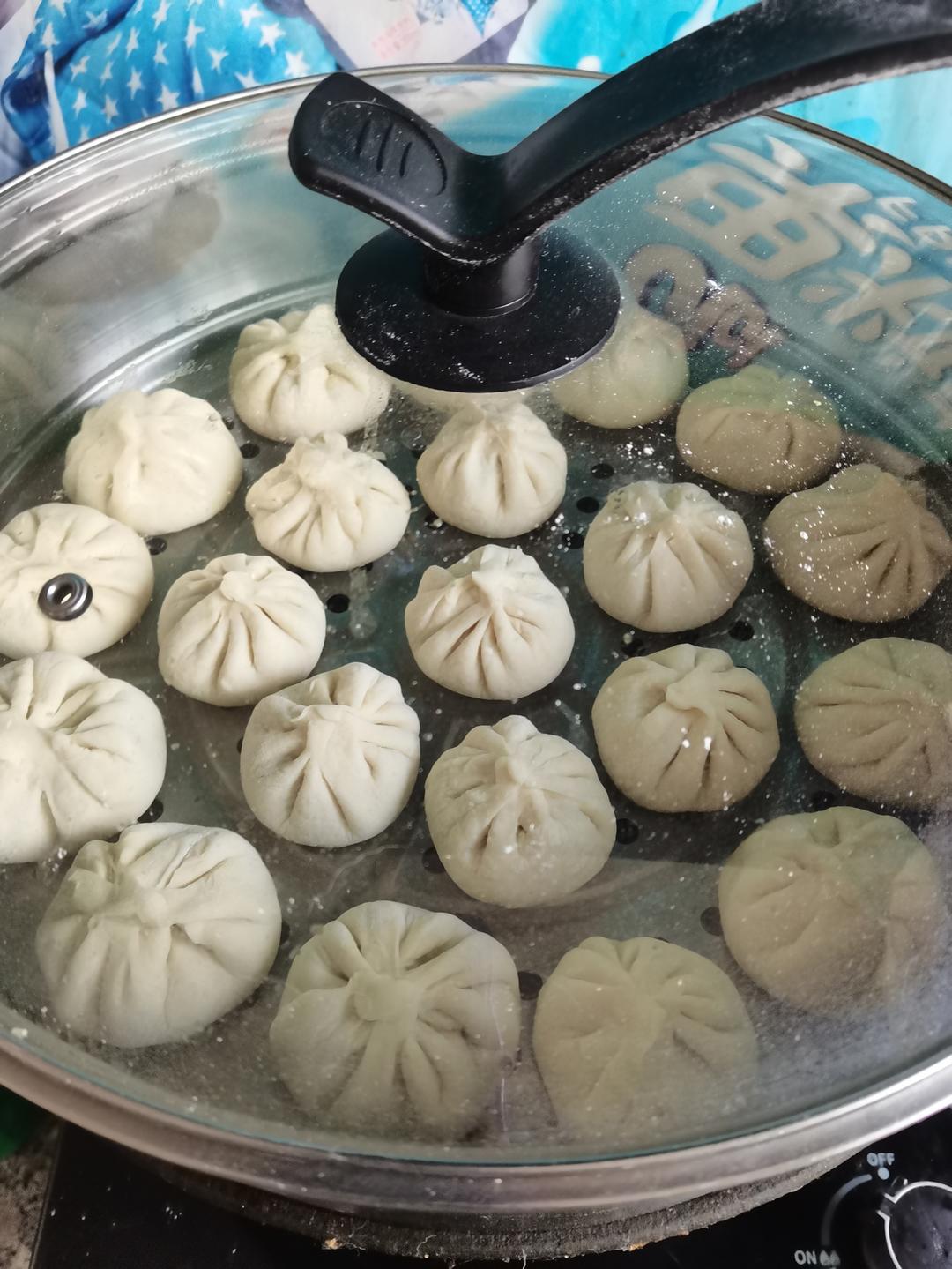 一口一个的鲜肉小笼包