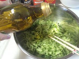 黄瓜虾仁水饺的做法 步骤2