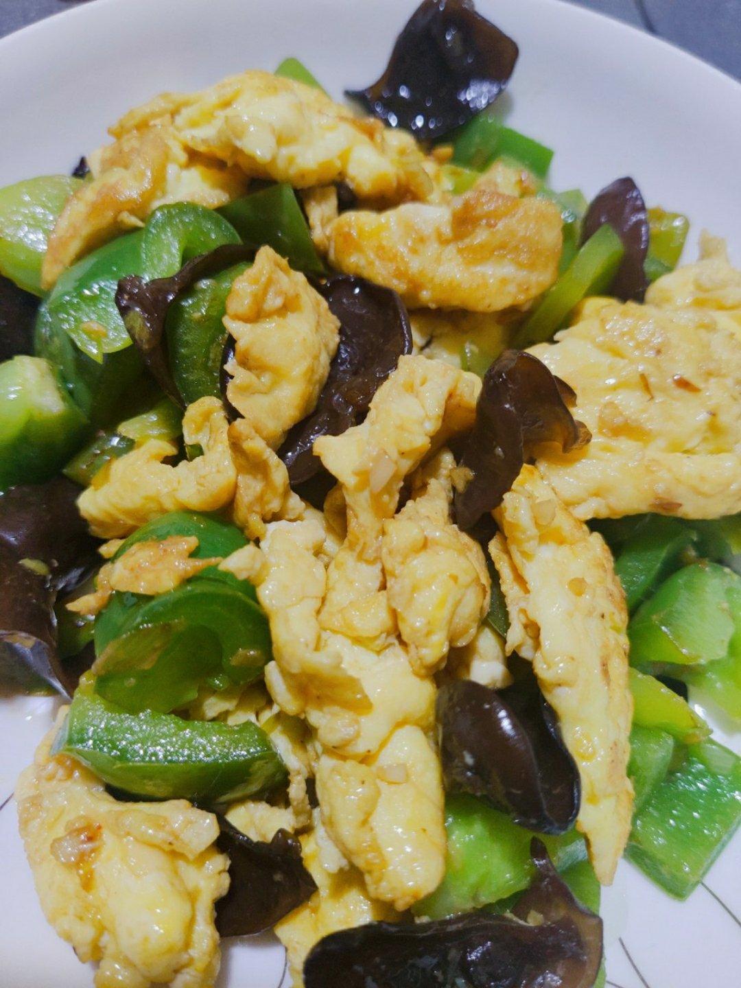 黑木耳青椒炒鸡蛋（营养又下饭）