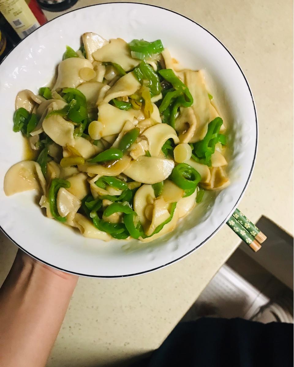 青椒炒鸡腿菇