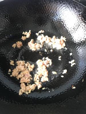 豌豆烧肉的做法 步骤4