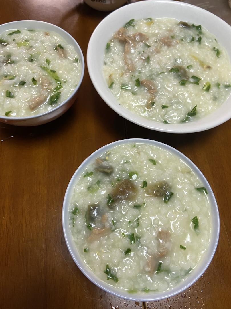 妈妈👩教我做的皮蛋瘦肉粥🥣简单快捷美味😋