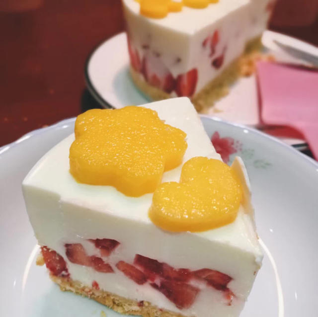 草莓酸奶慕斯蛋糕