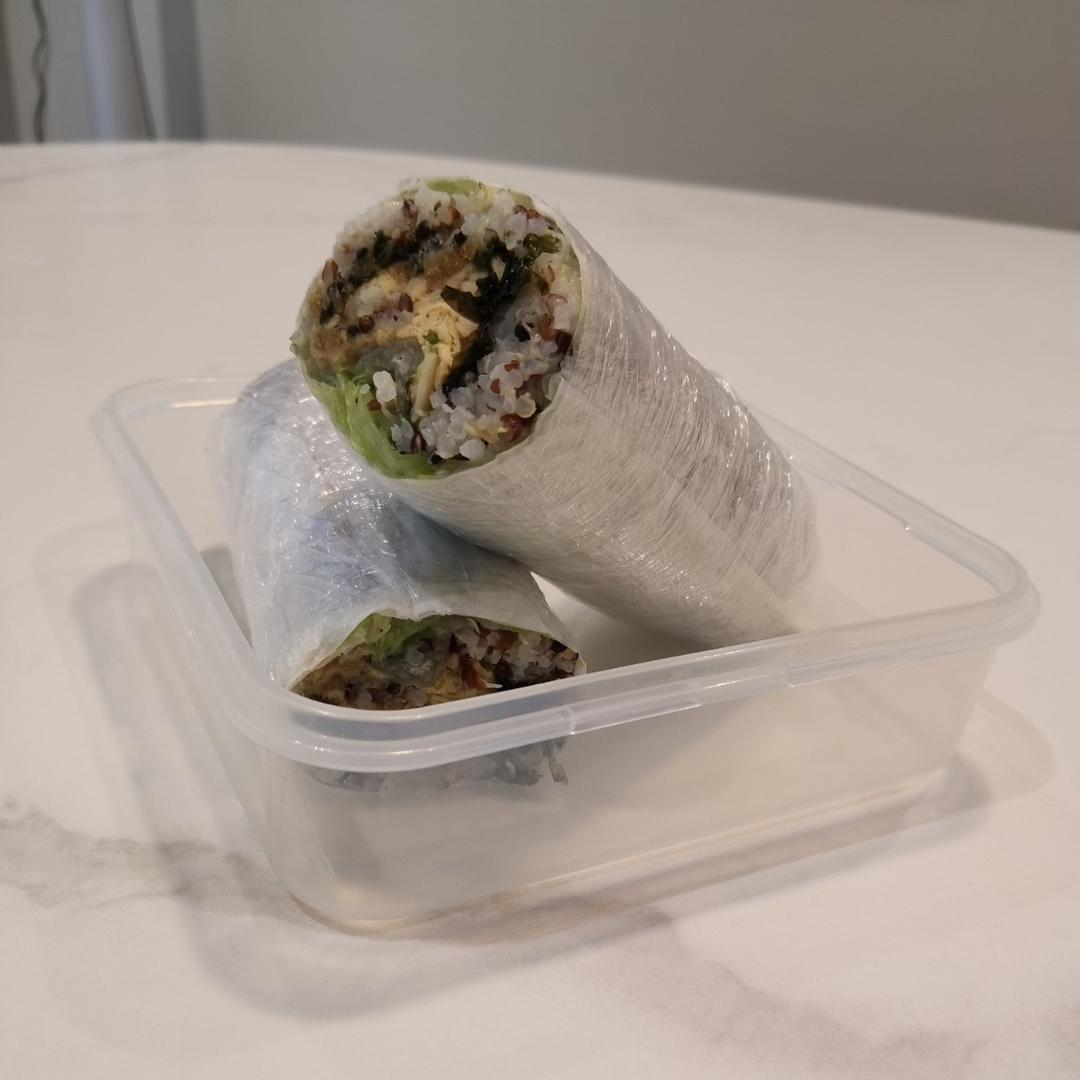 生菜包虾仁黑米饭团