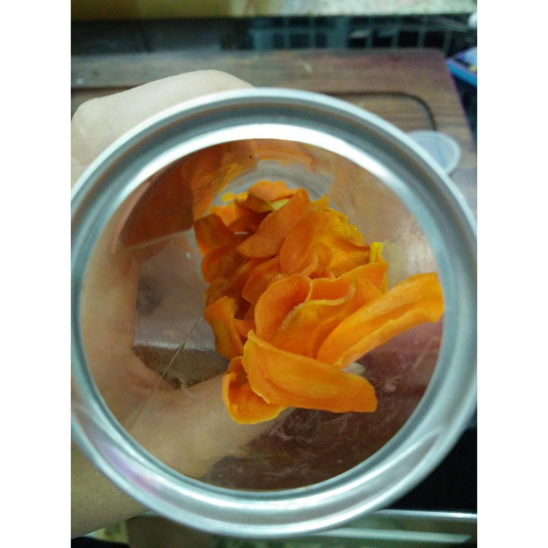依照子瑜妈妈的方子制作的胡萝卜干，给宝宝当零食