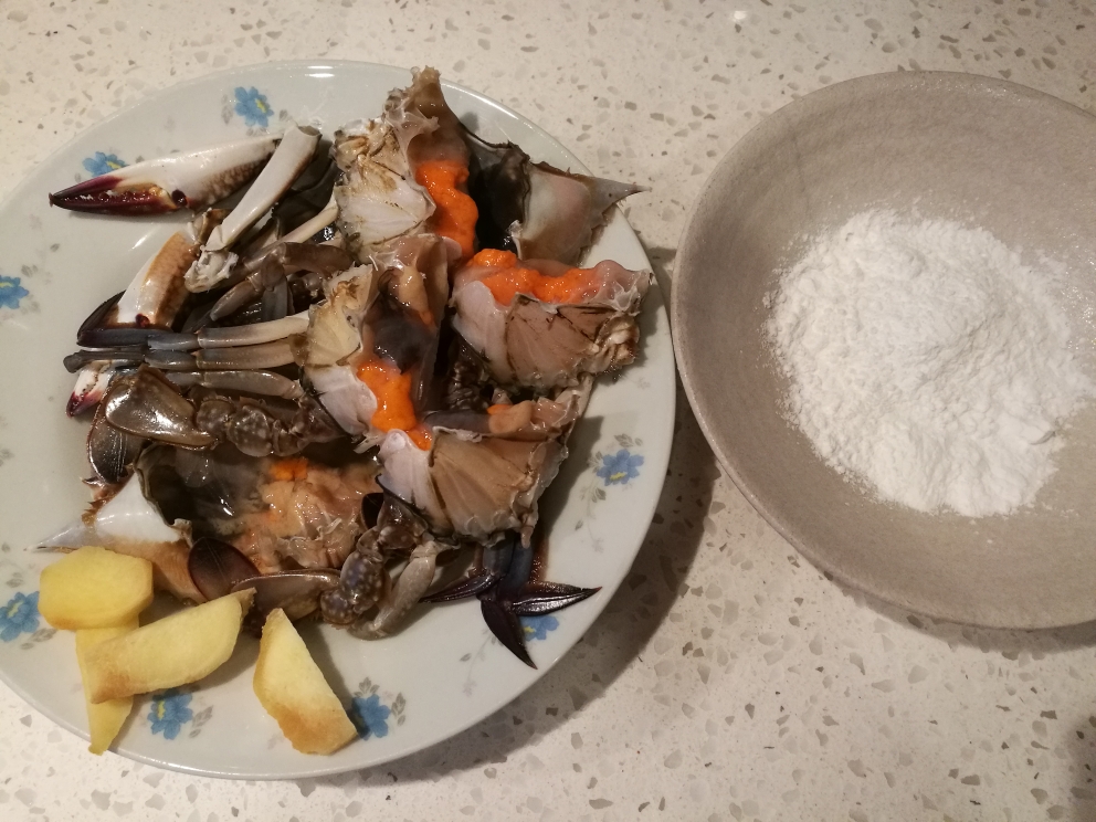 葱姜炒膏蟹的做法 步骤1