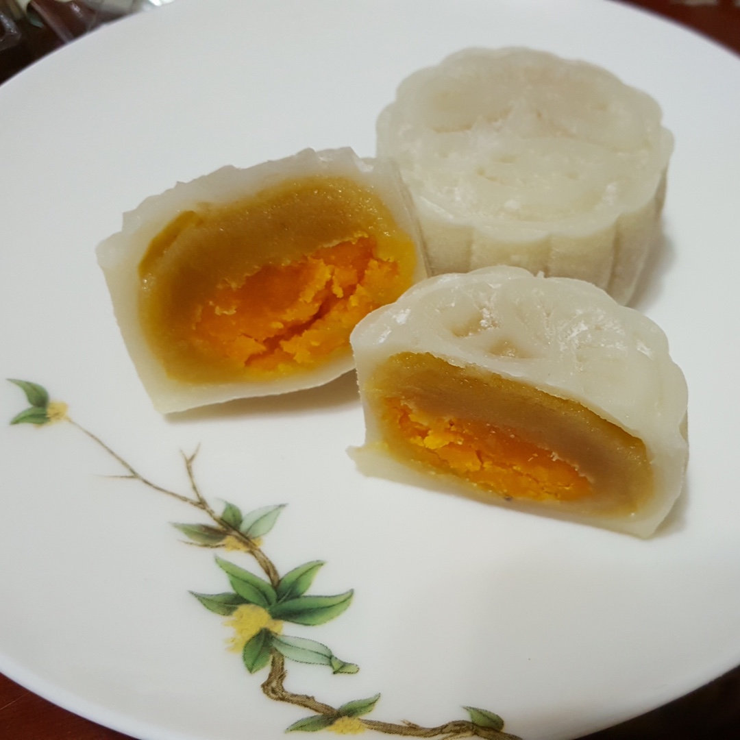 莲蓉蛋黄冰皮月饼