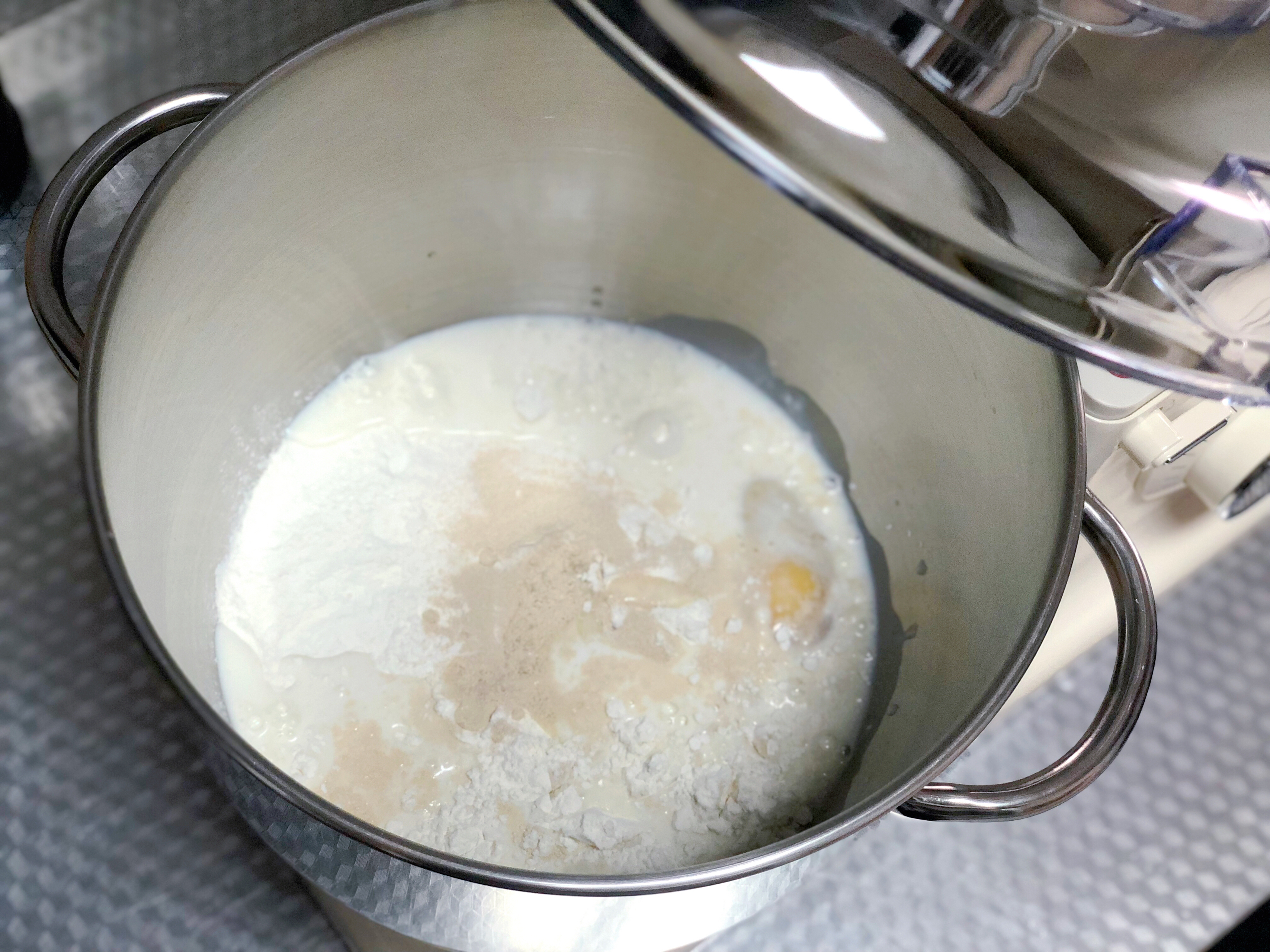 超软牛奶餐包，烘焙新手做面包第一课，超软不变硬的秘诀！传统老面包的做法 步骤2