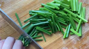 简单木耳炒韭菜苔的做法 步骤2