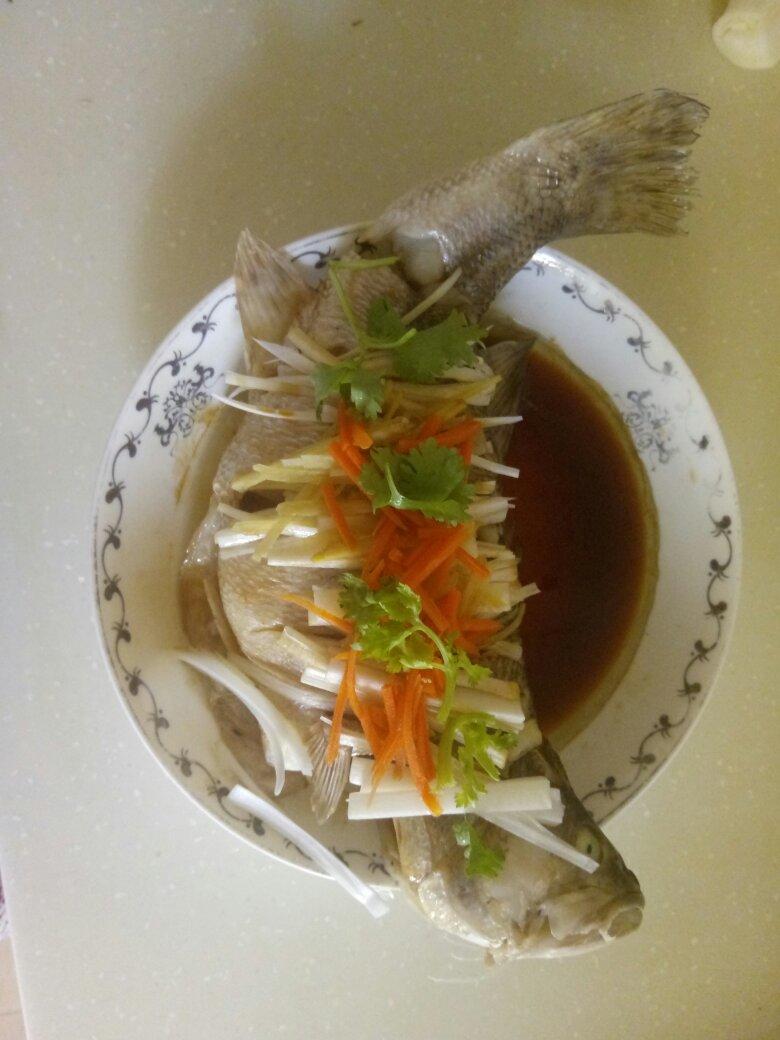 清蒸鲈鱼（家常做法）