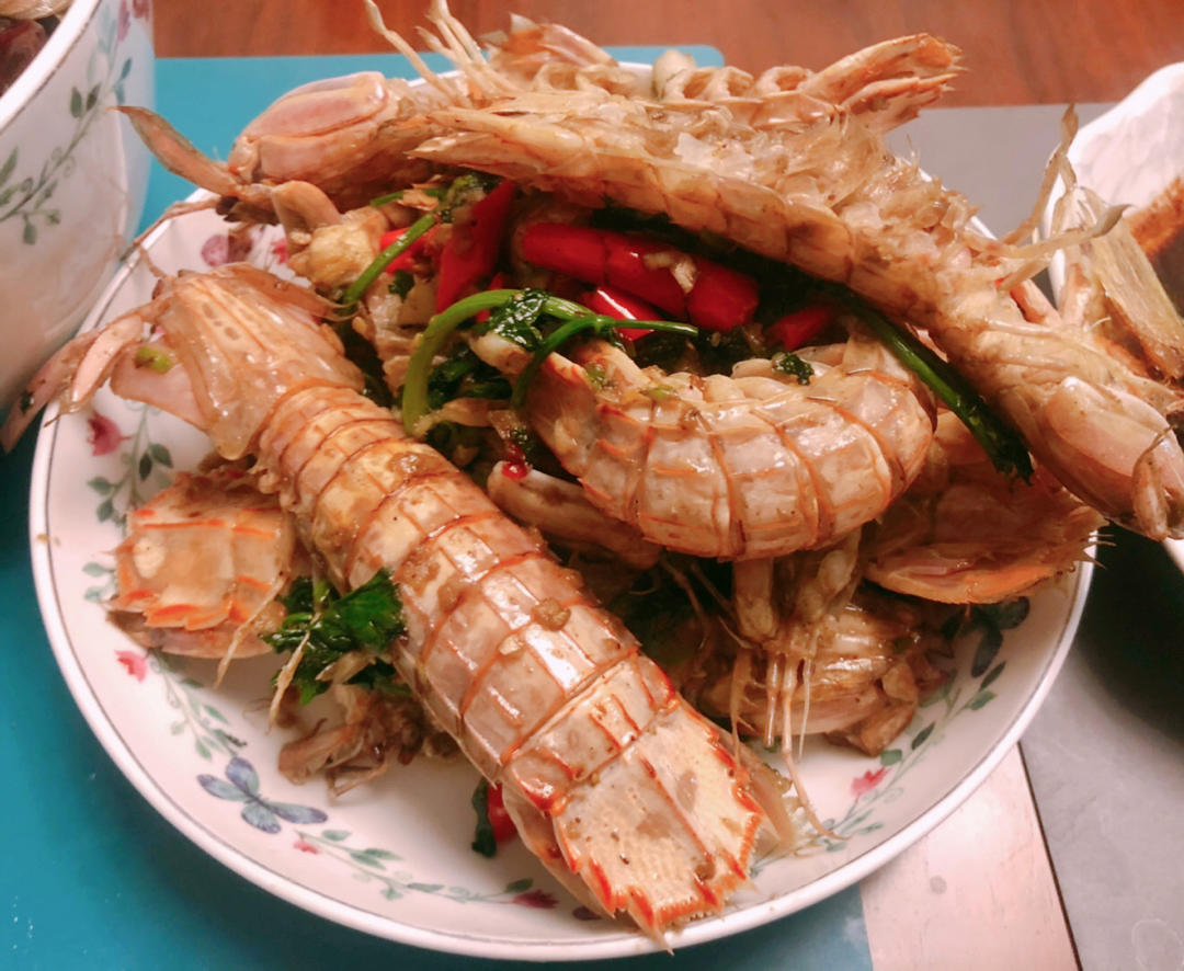 无油炸版的椒盐皮皮虾和巧拨虾壳的方法