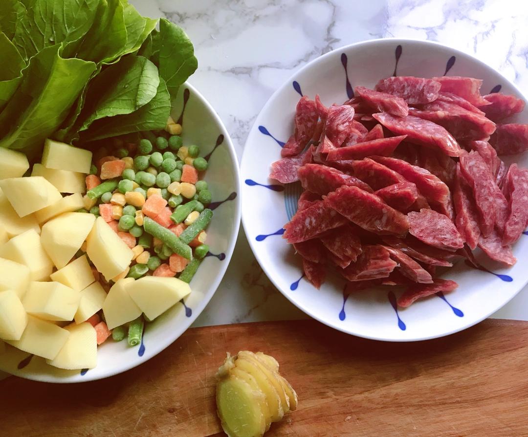 香菇腊肠土豆焖饭