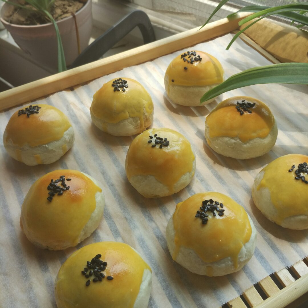 蛋黄酥 Danhuangsu