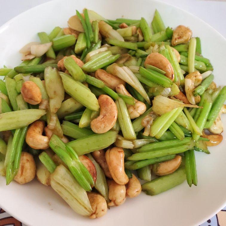 随心而动yy做的清炒不腻的素炒西芹