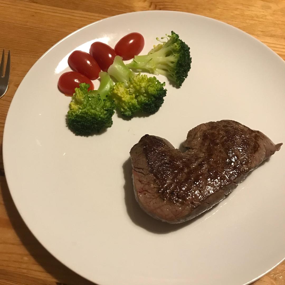 四分钟煎好一块鲜嫩多汁的牛排