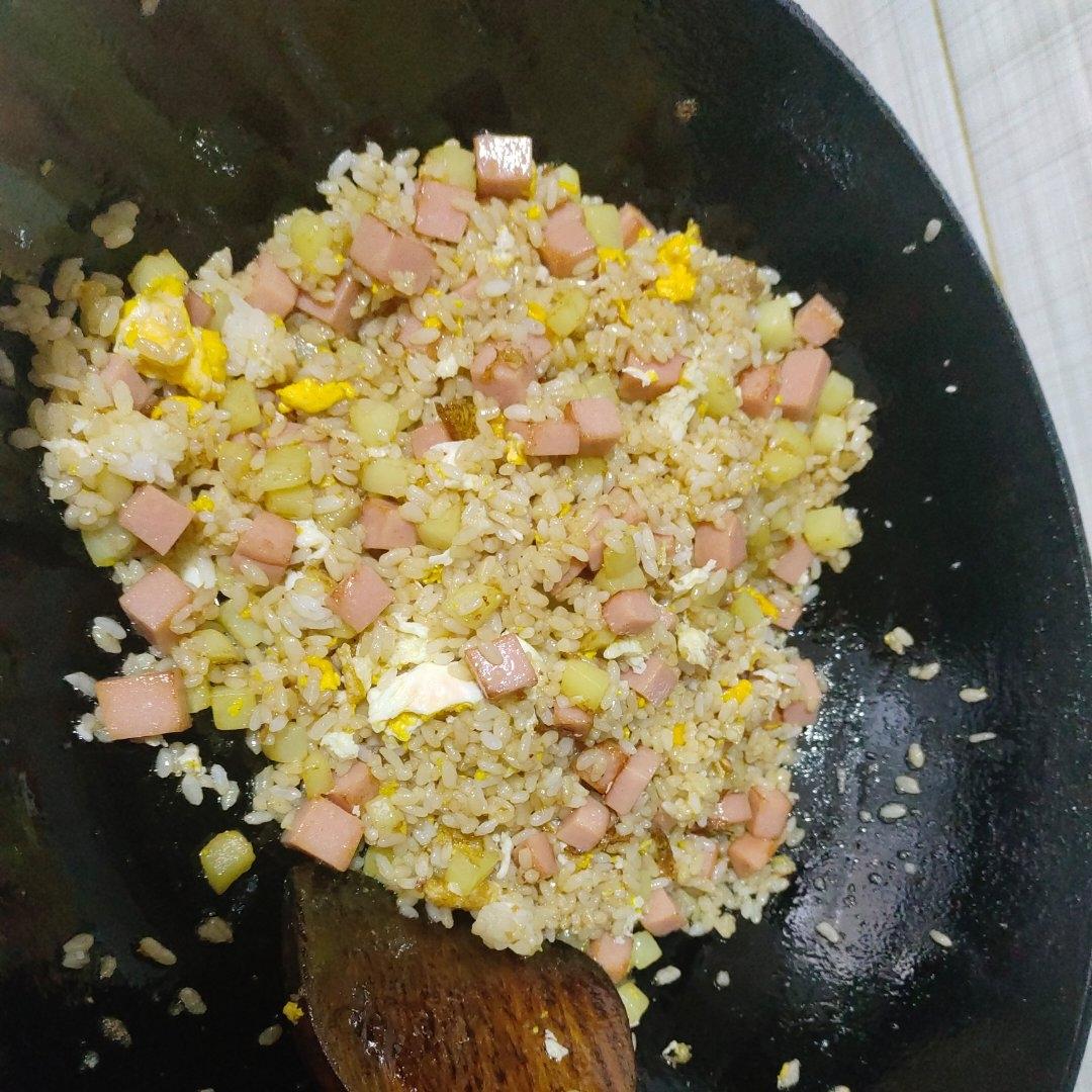 土豆的万能吃法😋土豆午餐肉炒饭～～