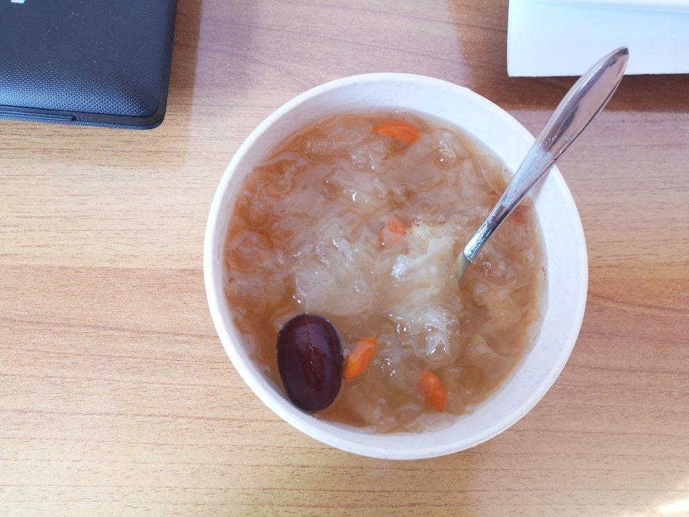 冰糖银耳红枣汤