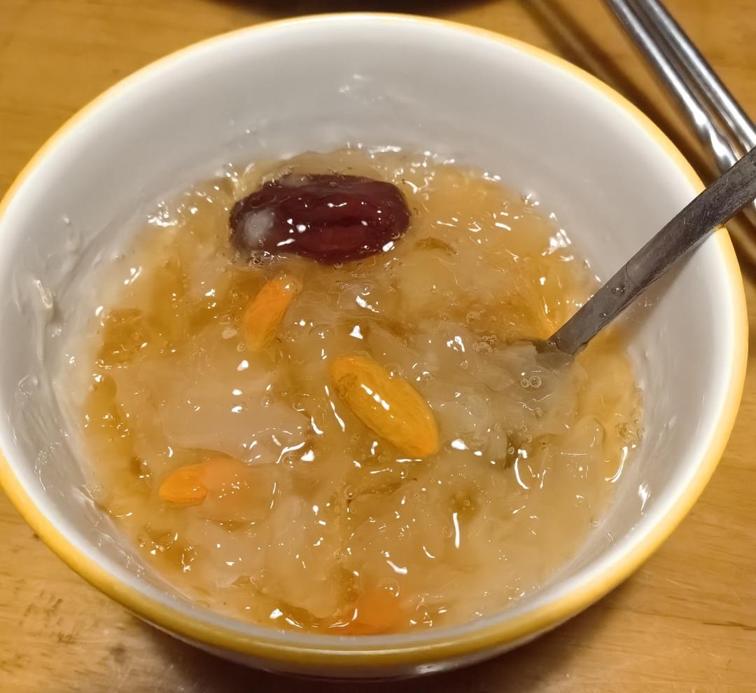 桃胶银耳红枣羹