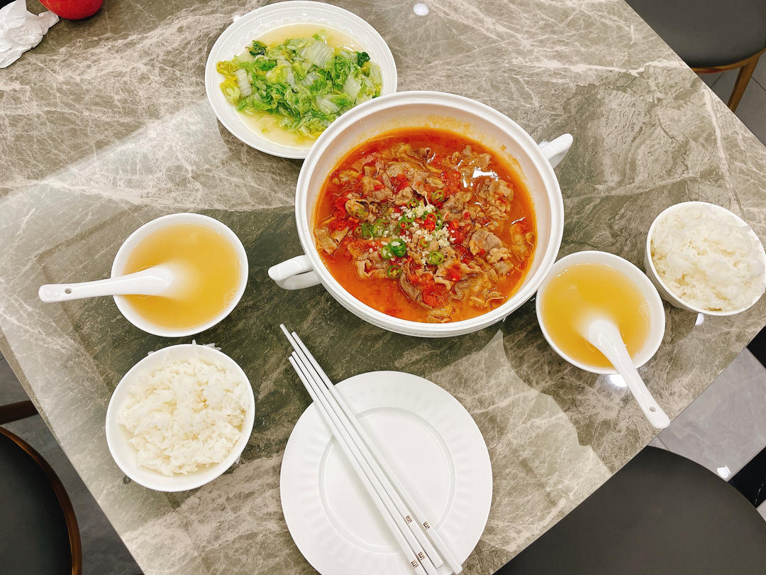 厨师长教你：“酸汤肥牛”的家常做法，金汤鲜香，酸辣开胃