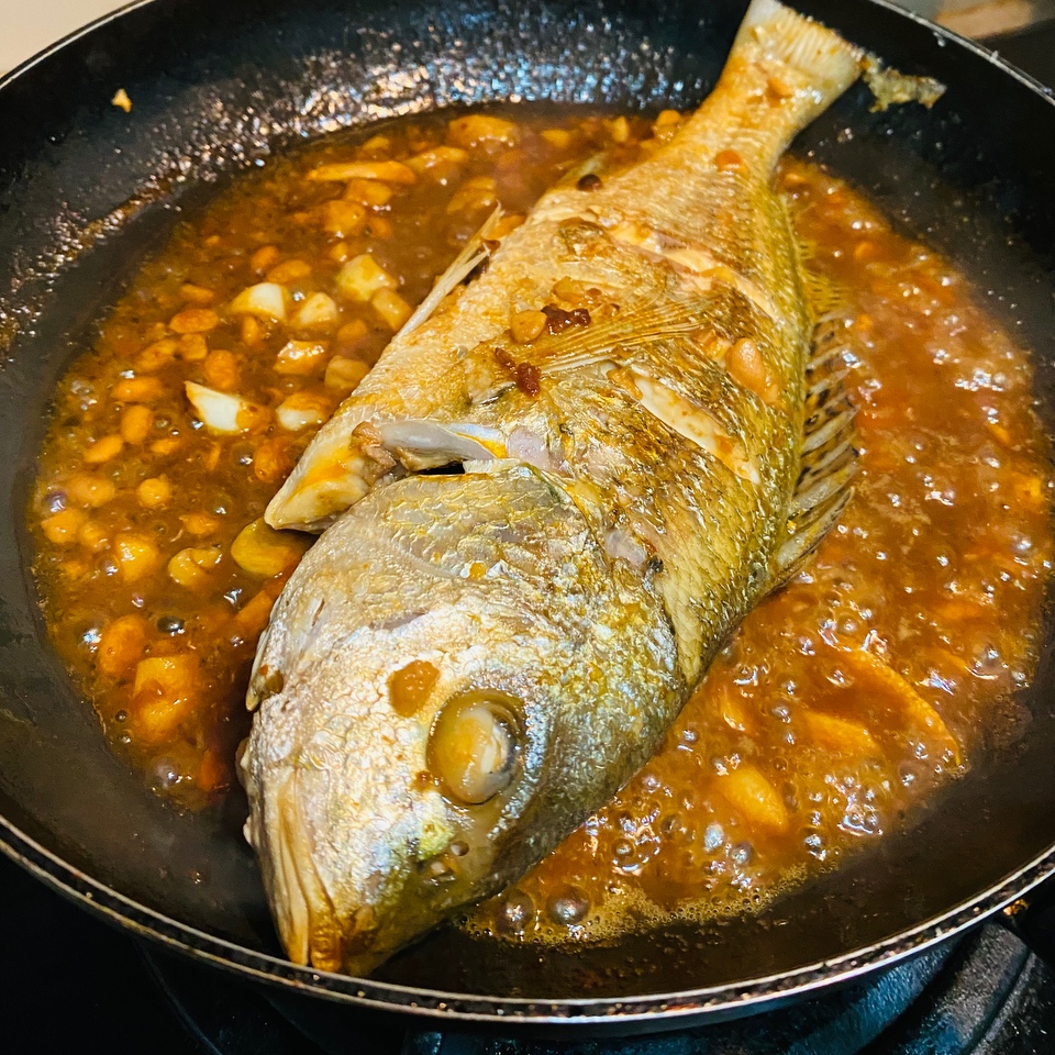 黄豆酱焖海鲈鱼的做法 步骤4