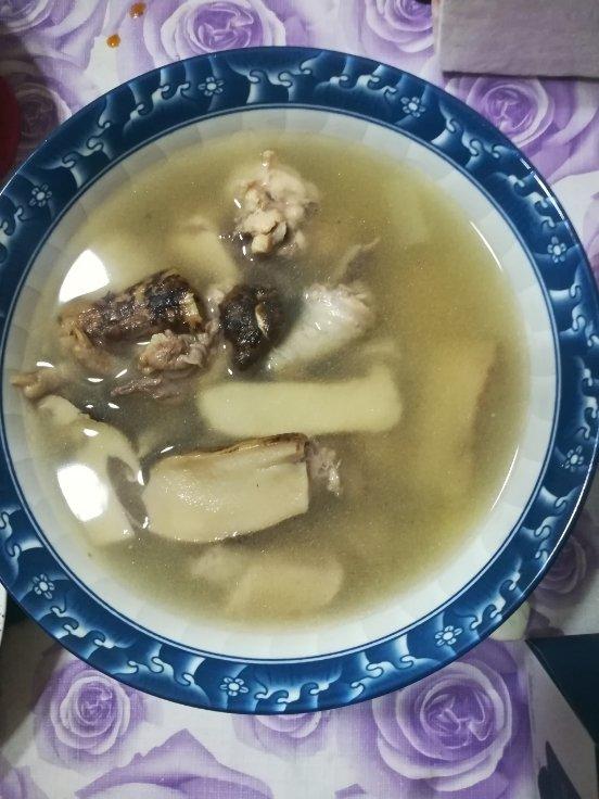 鲜松茸炖鸡