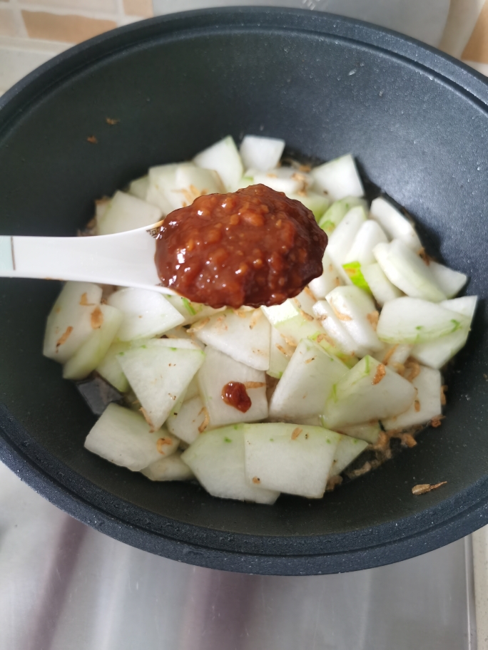 超简单的下饭神器“虾皮炒冬瓜””的做法 步骤3