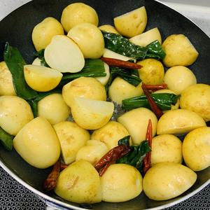 特色酱土豆(감자장조림)-朝鲜族风味的做法 步骤2