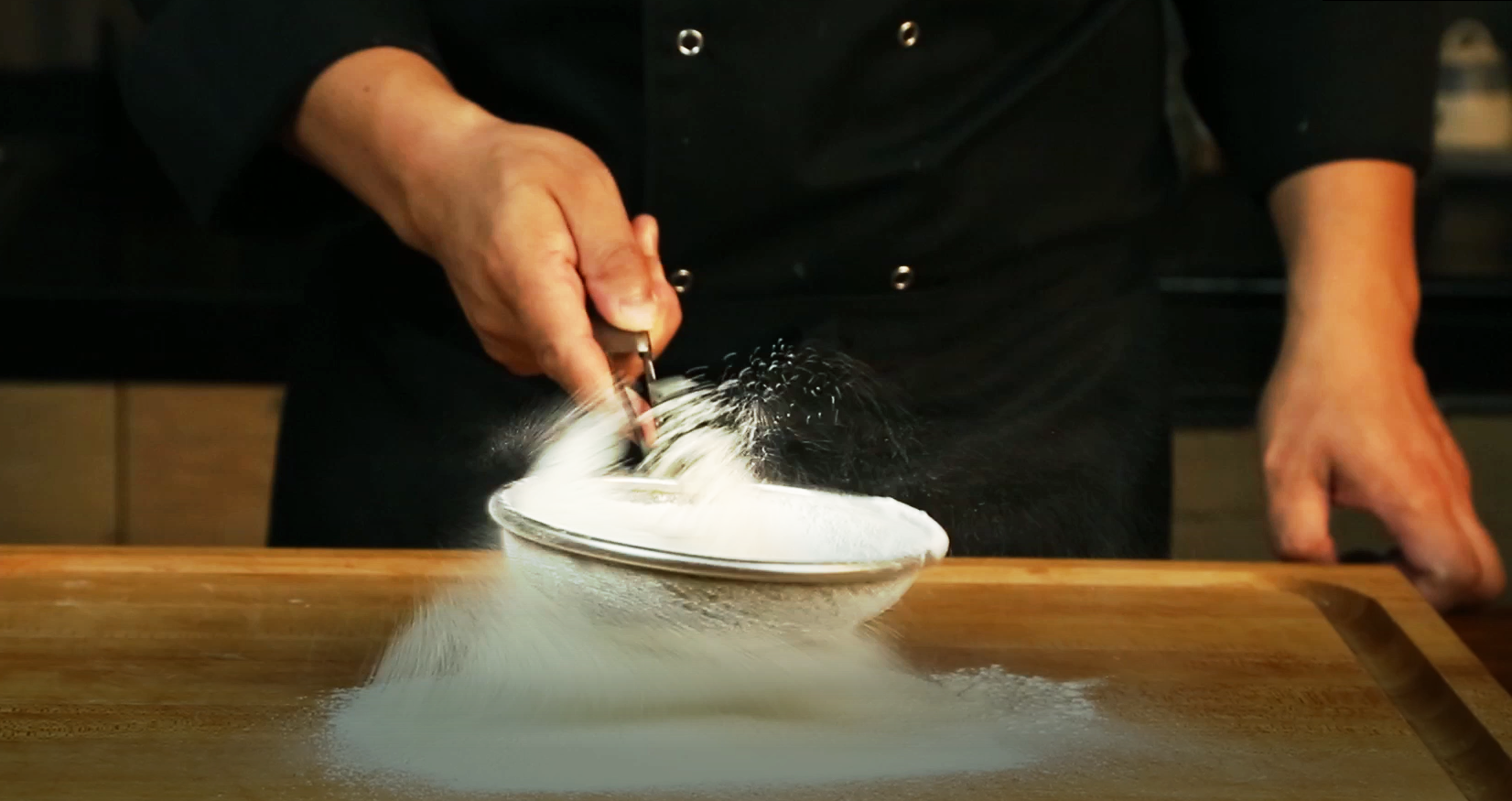 【全聚德小鸭酥】面点厨师教大家做全聚德经典小鸭酥，来试试吧！的做法 步骤1