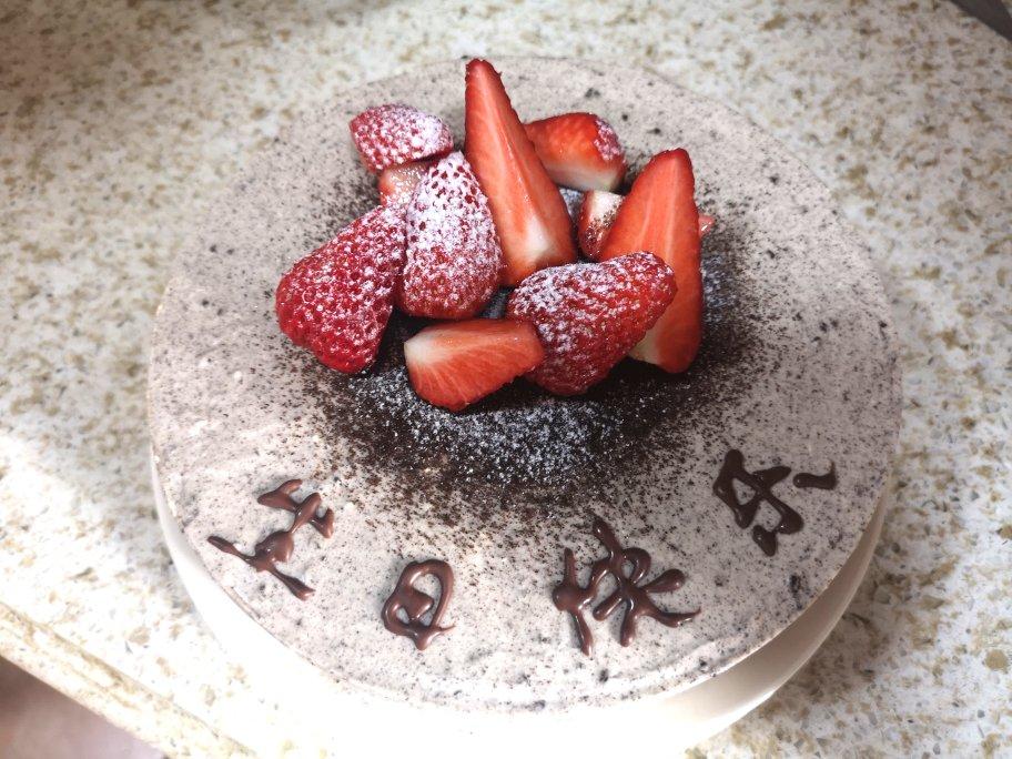 ins首尔风奥利奥草莓双层冻芝士慕斯卡通生日蛋糕，不用烤箱的蛋糕