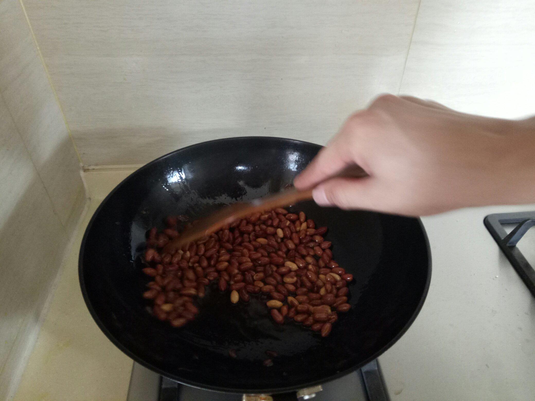 炒花生米的做法 步骤1