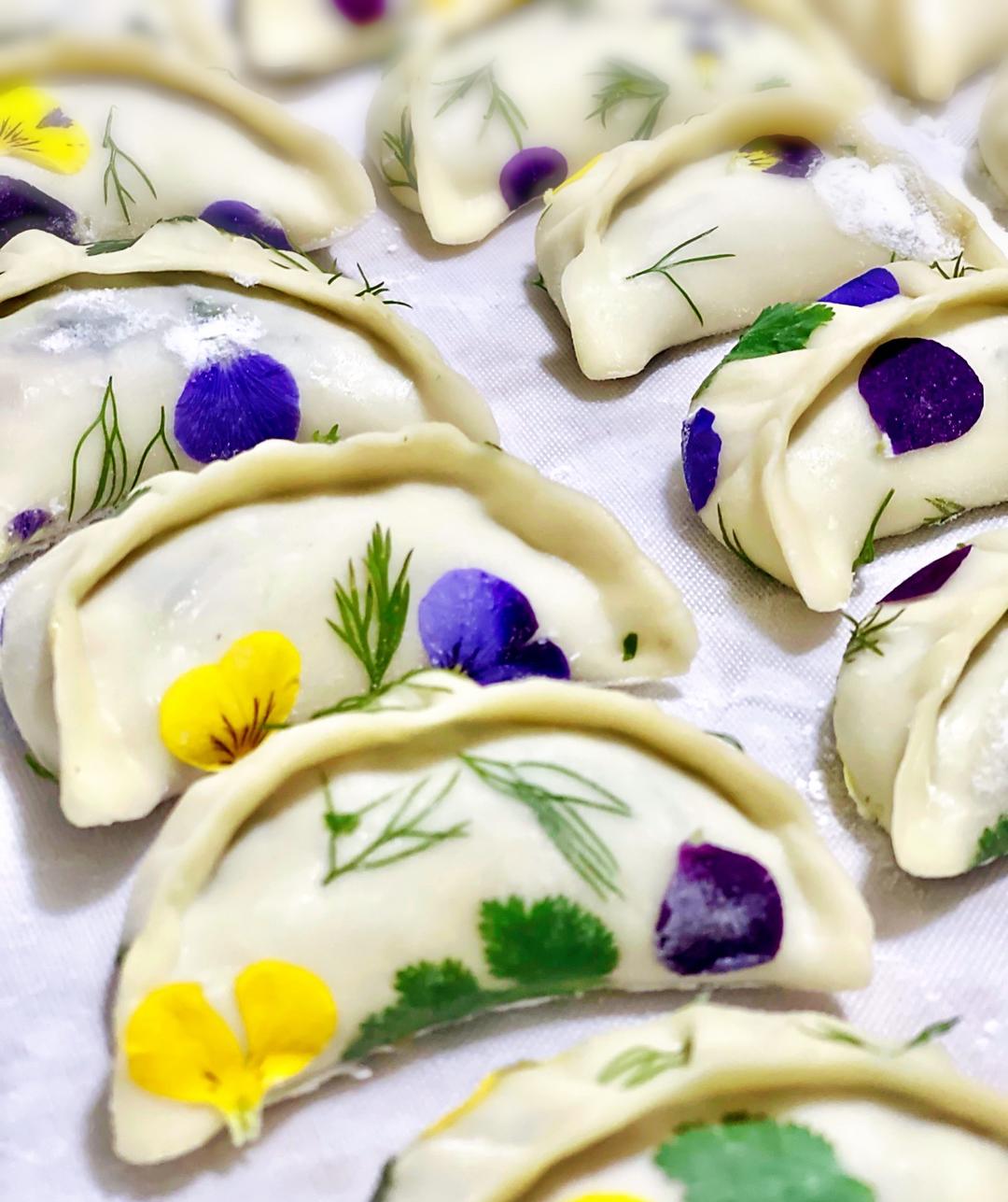 【樉樉的小厨房】“峰味”美如画卷，繁花似锦鲜花水饺 荠菜肉馅的做法