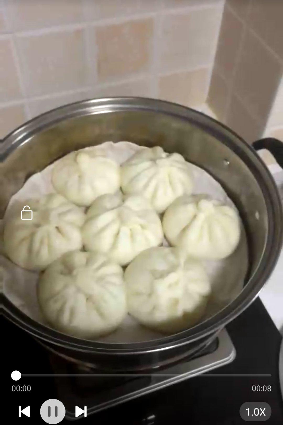 松软多汁的肉包子