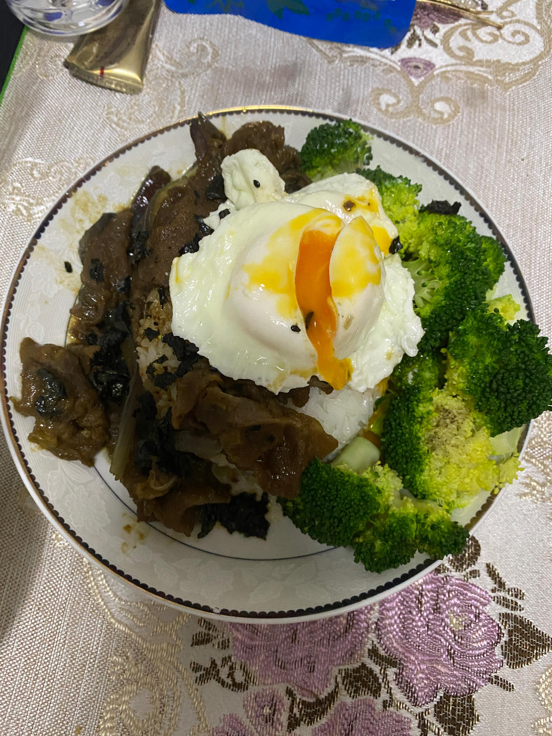 【温泉蛋肥牛盖饭】