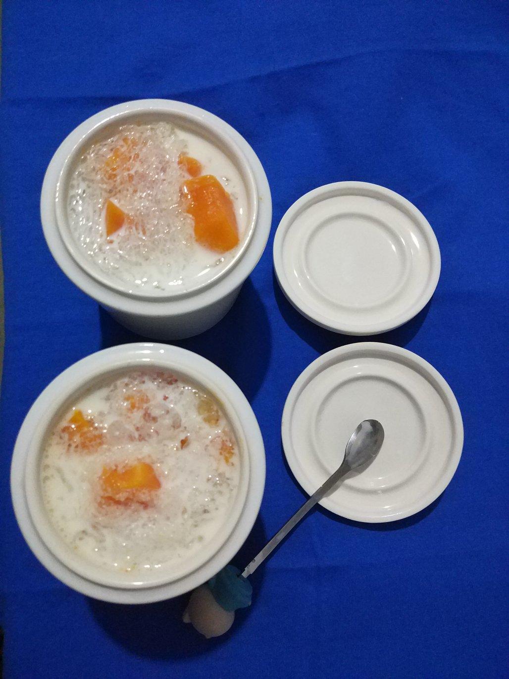 牛奶桃胶炖雪燕